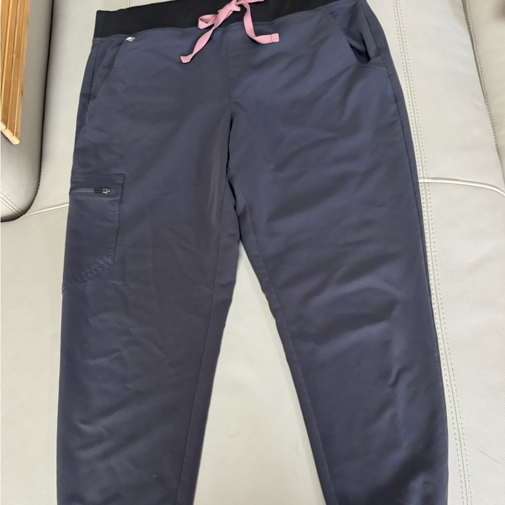 Large Figs scrub pant in charcoal